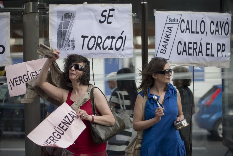 People demonstrate against Spain's banking sector in front of Bankia, on June 02, 2012. Bankia asked for €19 billion in aid.