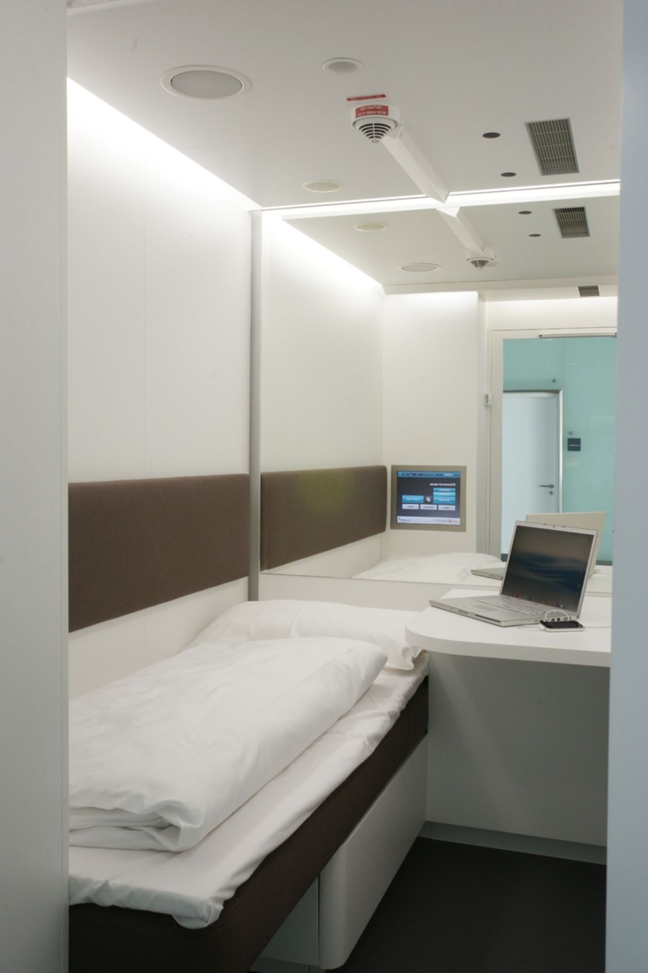 Napcabs contain a bed, desk, air conditioning, internet access and a TV. For a toilet and shower, travelers need to use the public airport facilities.