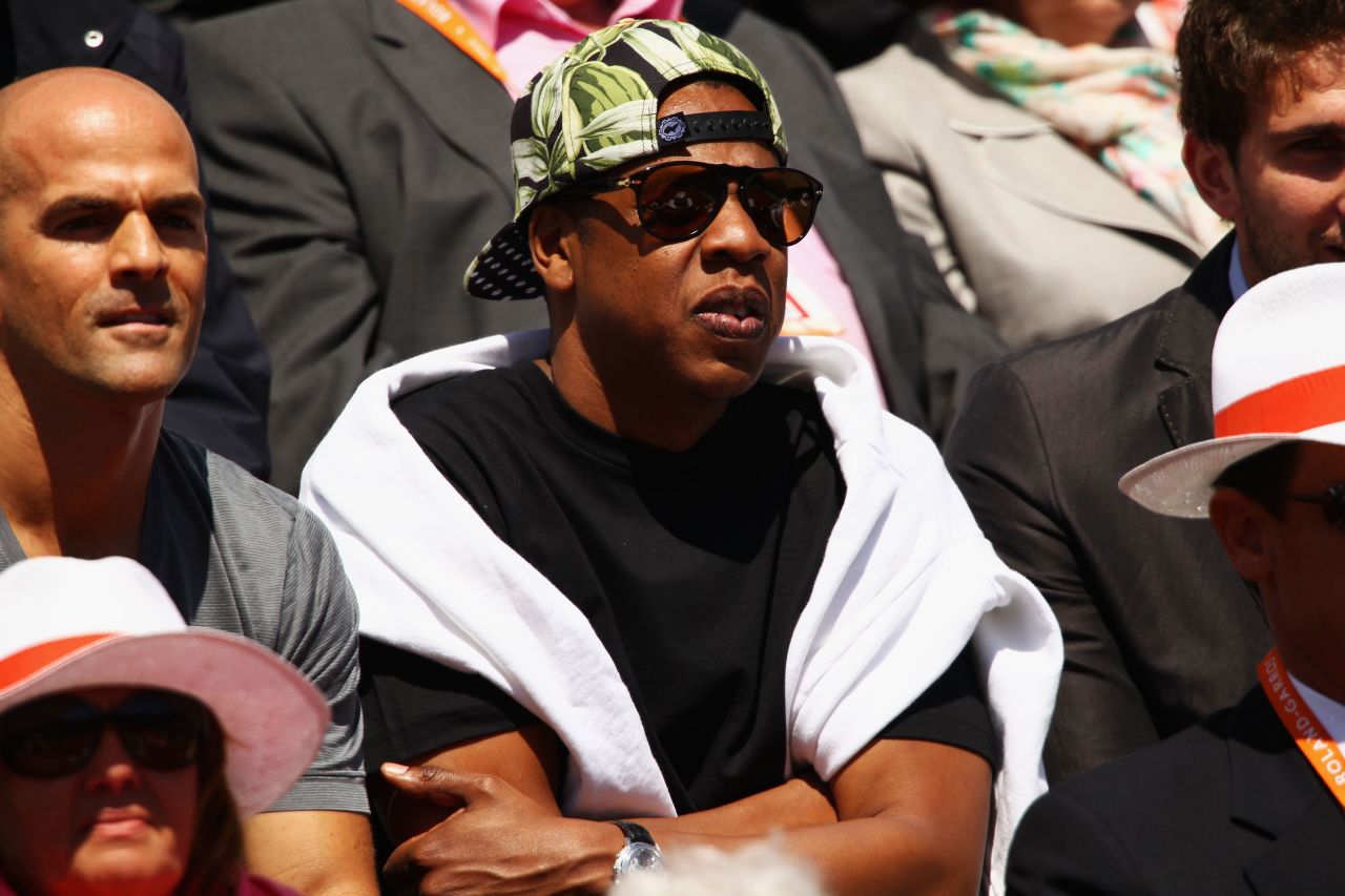 Their match was watched by rap mogul Jay-Z, as the sun came back out on center court. 