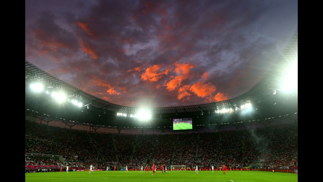Night settles over the Russia-Czech Republic match.