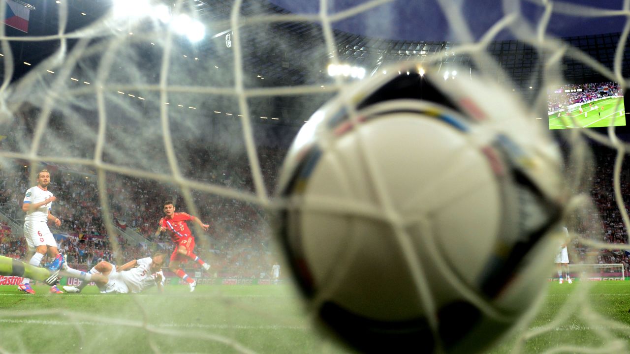 Alan Dzagoev scored twice for Russia in an impressive win over Czech Republic.