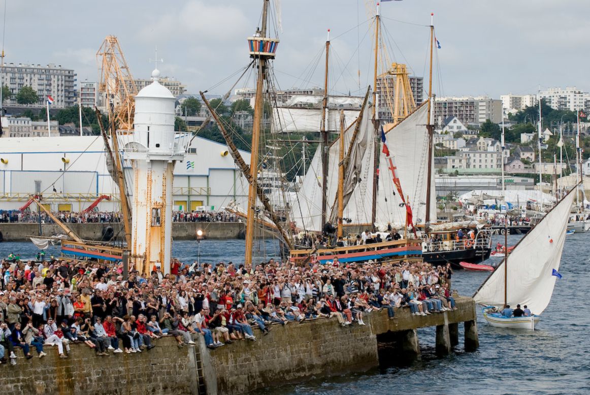 Every four years, fans of traditional sailing boats from all over the world gather in the French city of Brest for the maritime festival "Les Tonnerres de Brest". 
