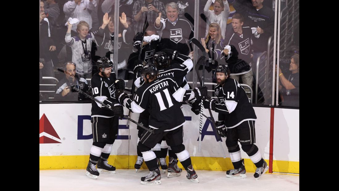 NHL - The LA Kings showing that Los Angeles Lakers love.