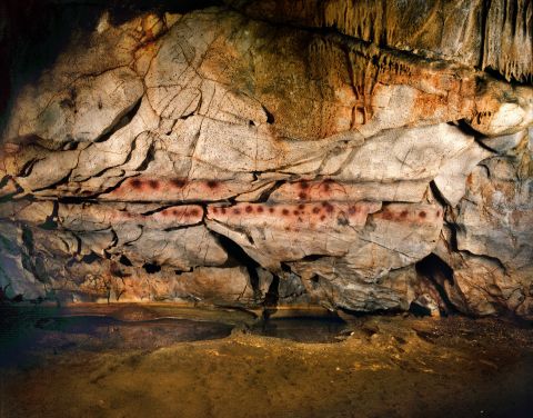 Red disks in El Castillo cave have been dated back to 34,000 to 36,000 years in part, the Corredor de los Puntos. Elsewhere in the cave are disks 40,600 years old.