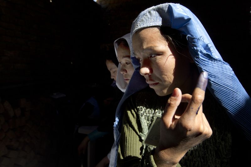 In Afghanistan, a mother bravely campaigns for president pic image