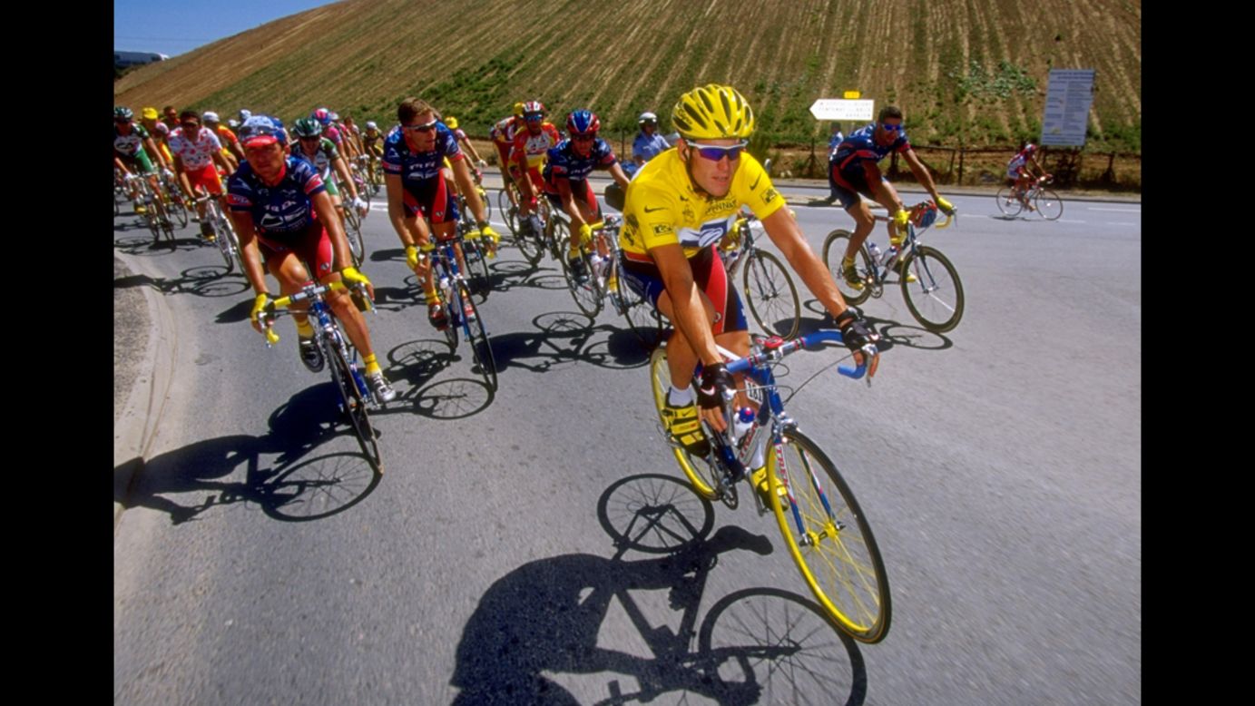 Armstrong leads his teammates during the final stage of the 1999 Tour de France.