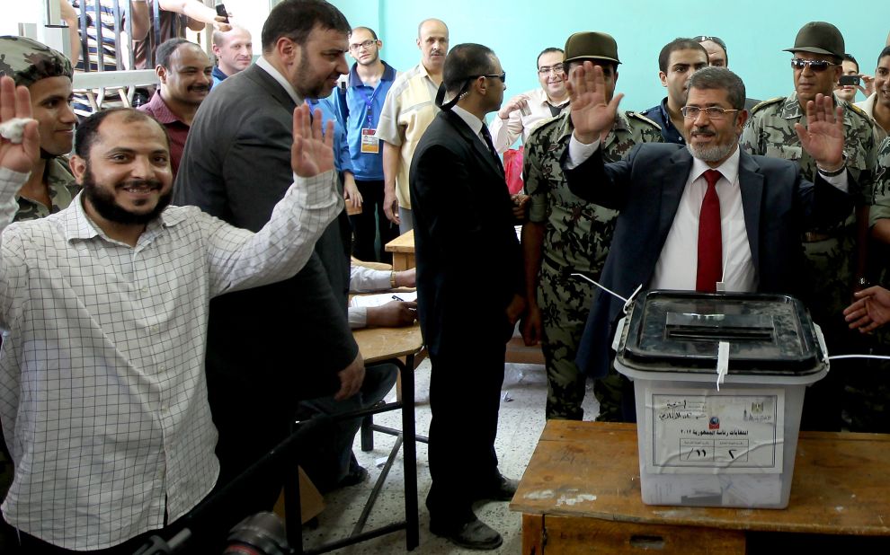 Muslim Brotherhood candidate Mohammed Mursi casts his ballot at a polling station in the city of Zagazig.