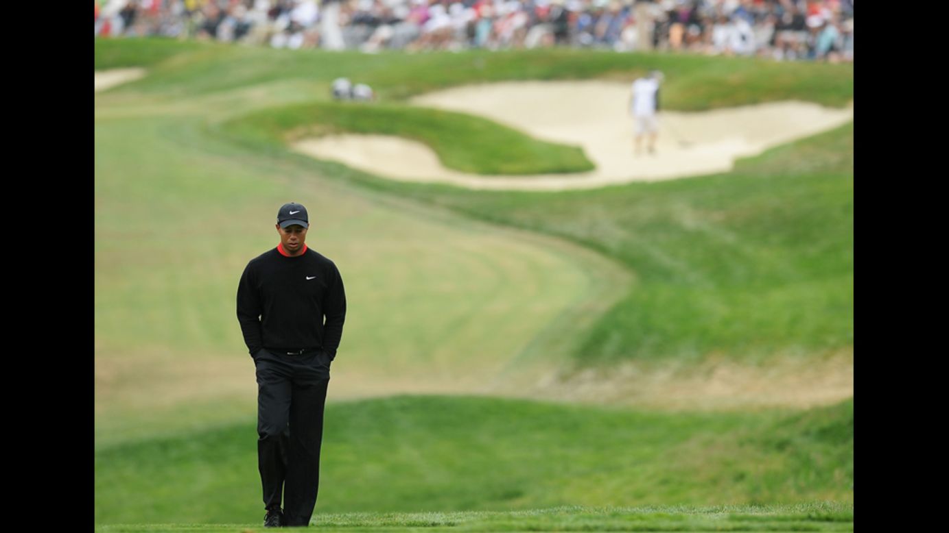 Tiger Woods walks to the eighth tee on Sunday.