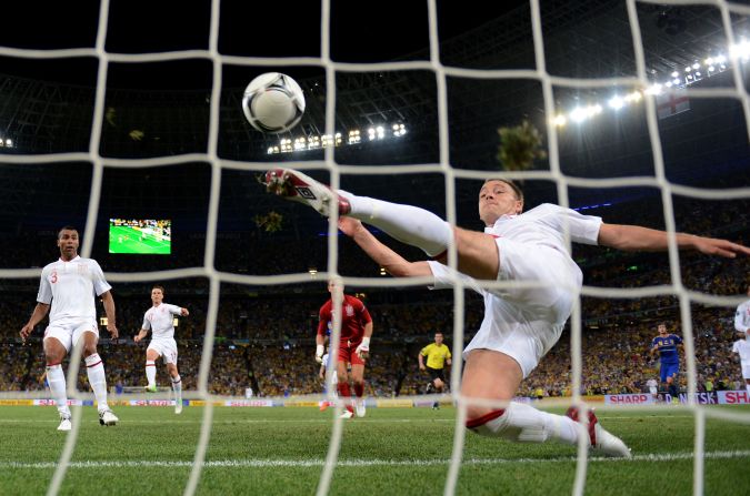 A Ucrania le negaron un gol en el campeonato europeo de 2012, a pesar de que el balón aparentemente cruzó la línea. El capitán inglés, John Terry, en la imagen, rápidamente despejó el balón de la línea y engañó a los árbitros. 