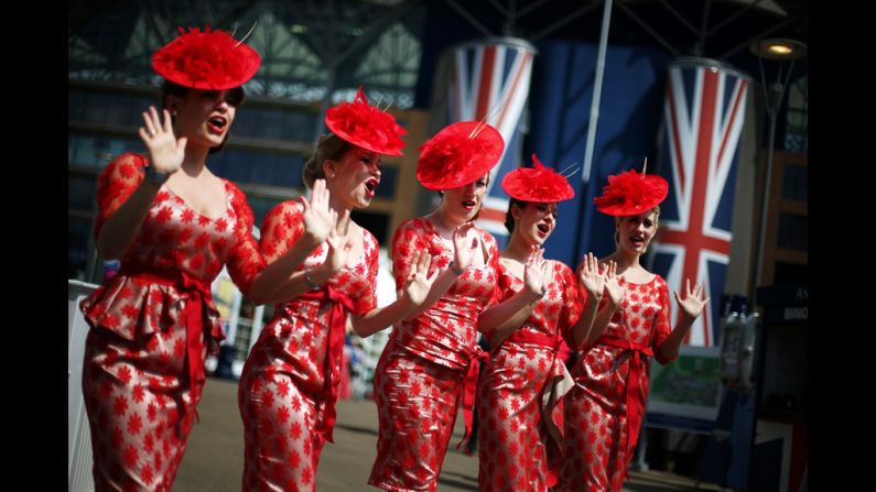 The Tootsie Rollers retro girl-band entertains visitors.
