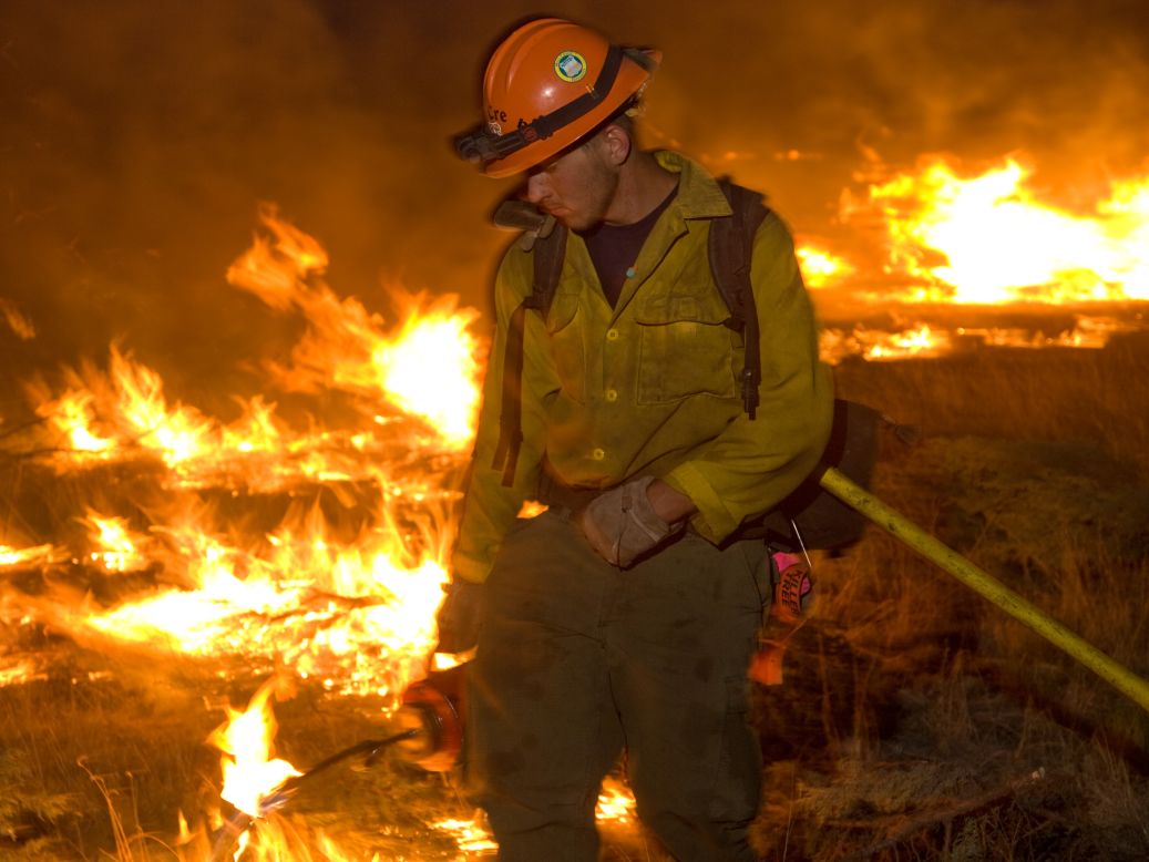 Kari Greer ha pasado años fotografiando los incendios forestales y a los bomberos en Estados Unidos. En esta foto, un bombero trabaja en un operativo de baja intensidad.