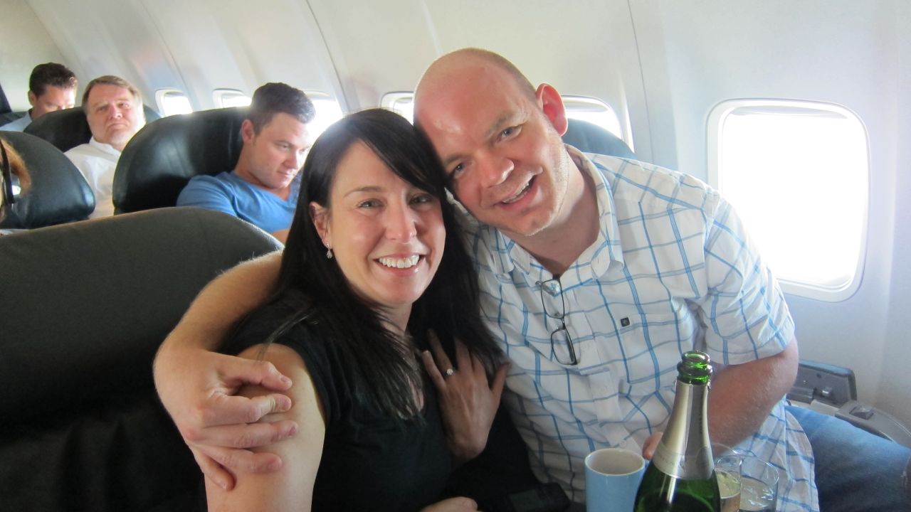 Shawn Oesterreicher popped the question to Lori Kessler on board United Airlines Flight 472