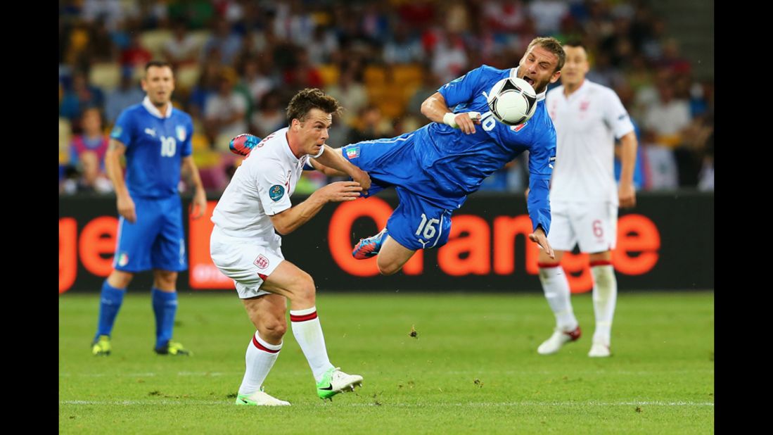 Daniele De Rossi of Italy and Scott Parker of England compete in Sunday's quarterfinal match.