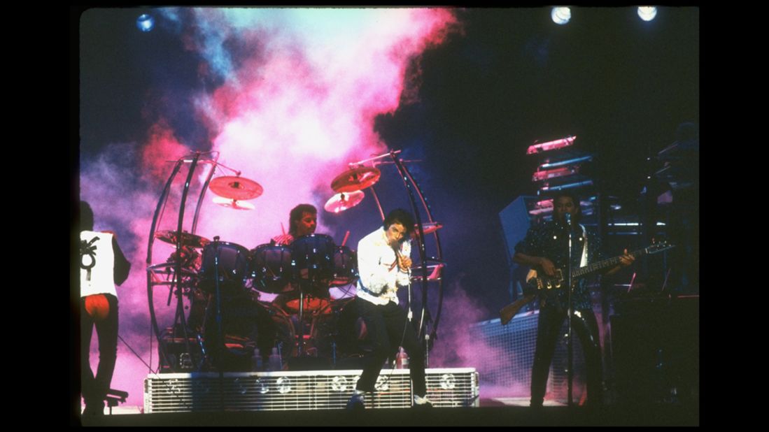 Jackson performs with his brothers.