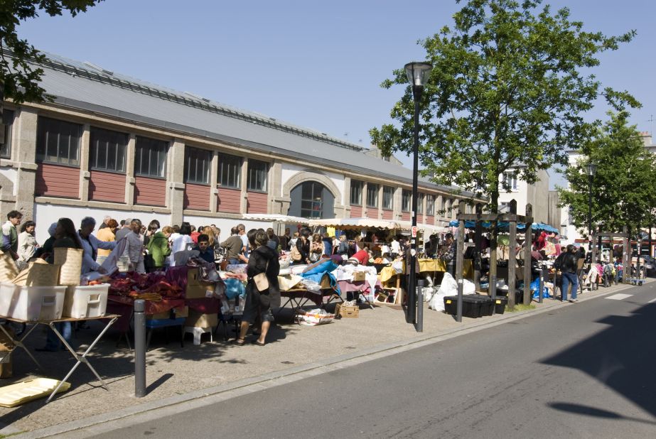 All across the city there are open-air markets selling fruit, vegetables and flowers. For those who like bargain-hunting there are also regular flea markets.