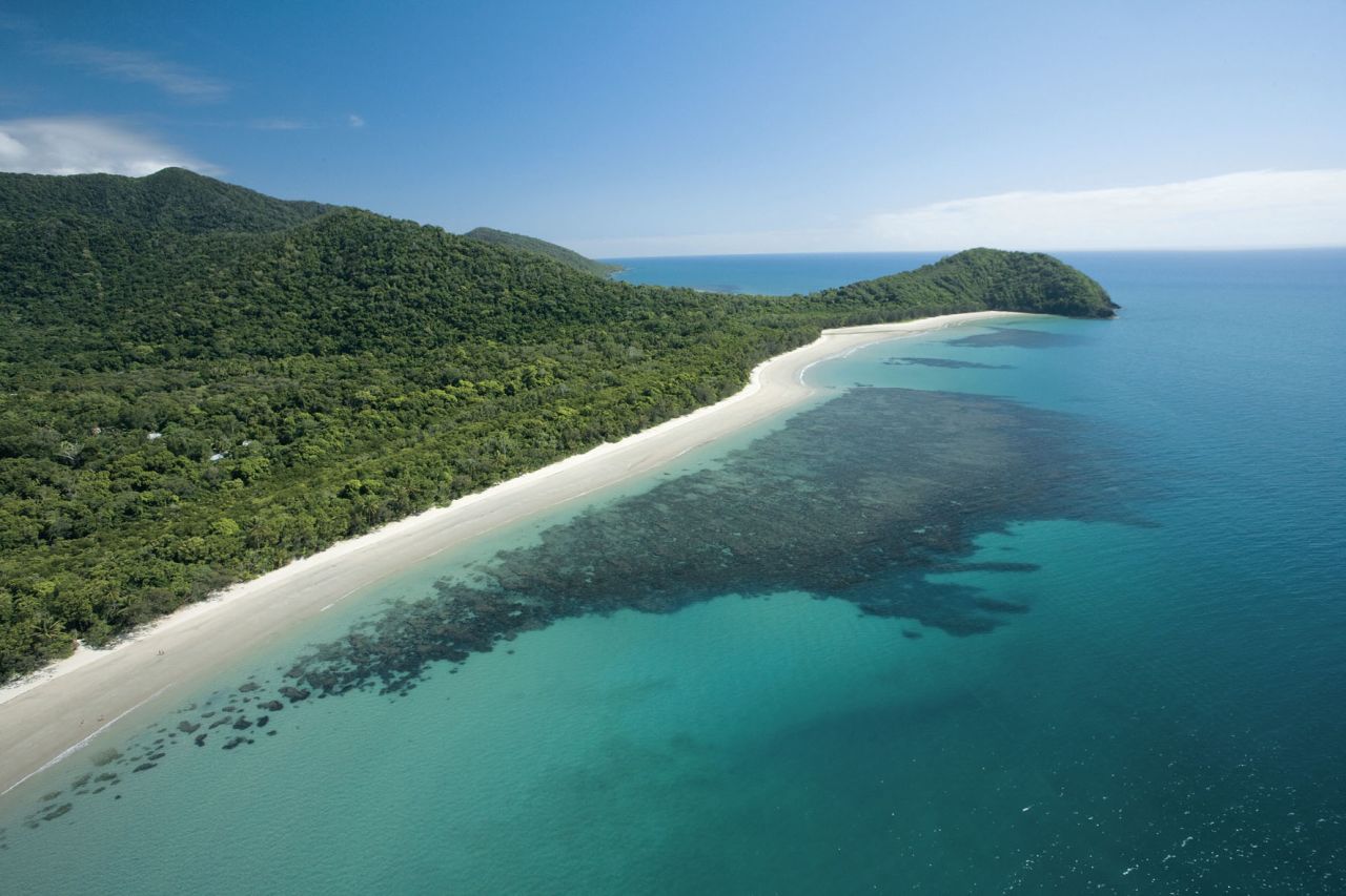 La exuberante franja costera de Cabo Tribulación, el asentamiento más al norte de Queensland, Australia, es uno de los pocos lugares donde el bosque tropical se encuentra con el mar.