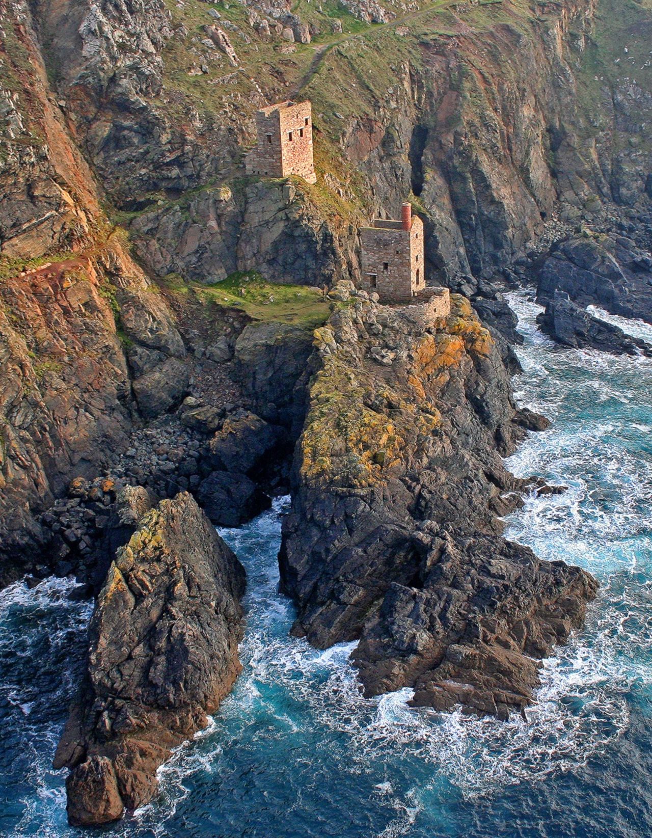 Puede ser que las minas de estaño estén cerradas, pero las ruinas de las estructuras que una vez estuvieron ocupadas, cerca de St. Just, son el dramático complemento de las rocas escabrosas y mares salvajes de la costa norte de Cornualles.