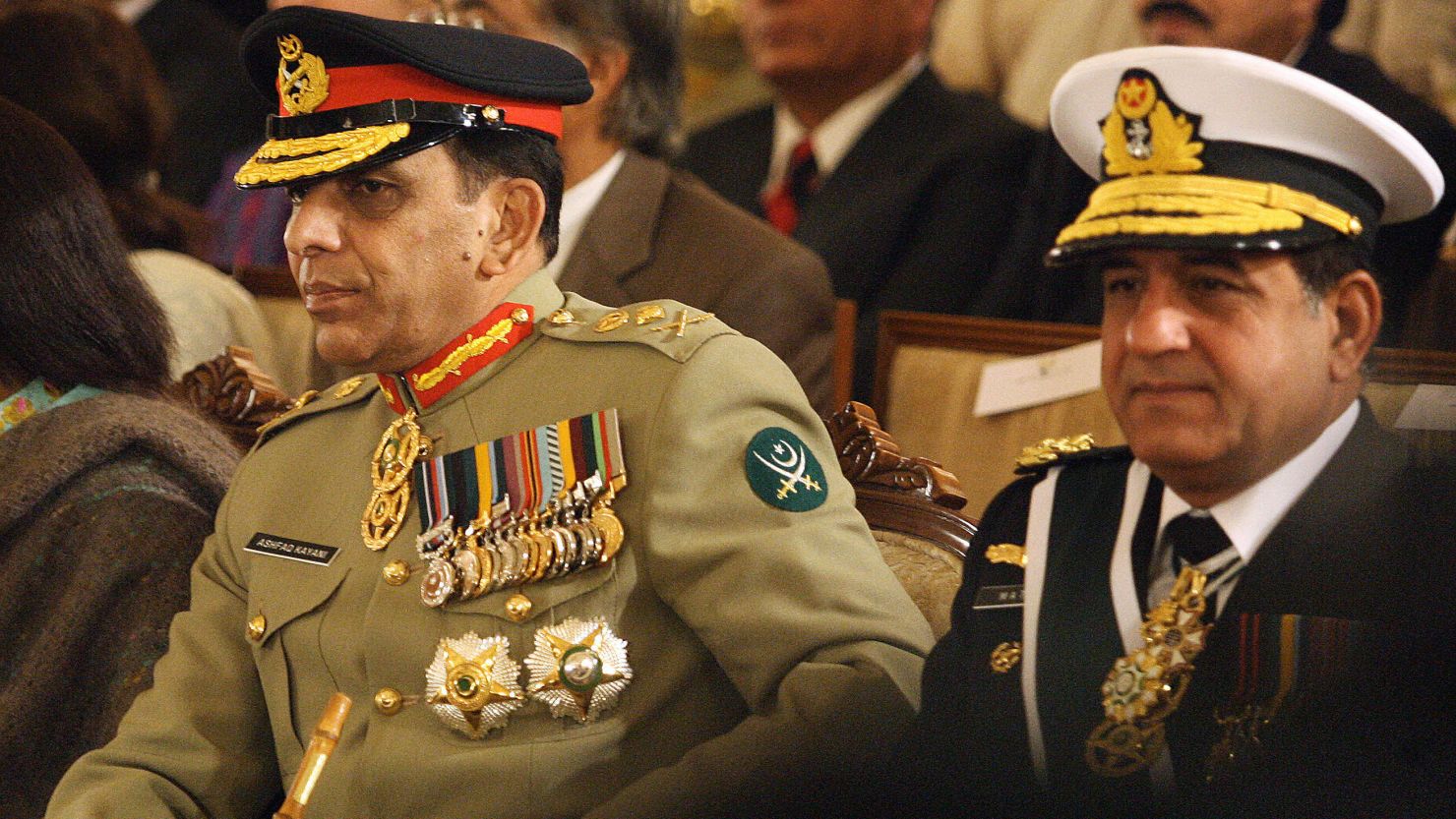 Pakistan army chief General Ashfaq Kiyani urged NATO to stop Taliban militants from crossing the border.