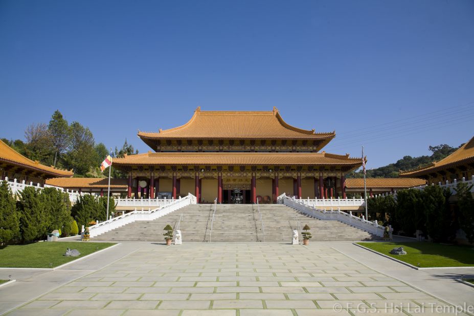 The Hsi Lai Temple's architecture is faithful to the Ming and Ching dynasties, which ruled in China from the 14th to 20th centuries. 