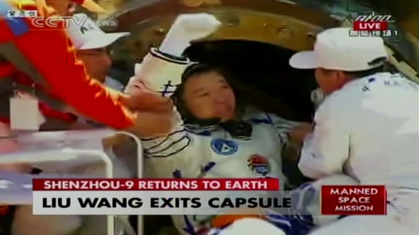 vo china space astronauts emerge_00001425