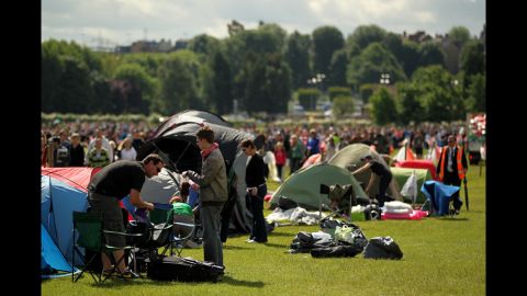 Spectators wait for the beginning of day six of Wimbledon on Saturday.