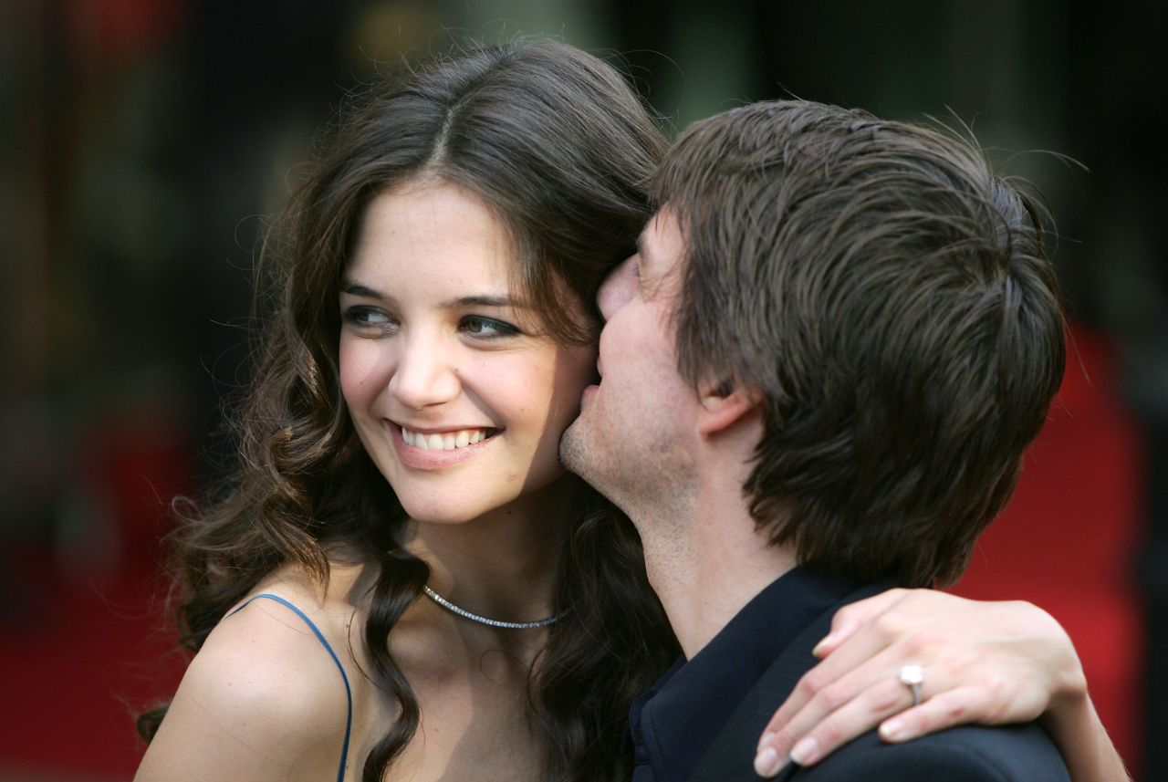 En junio de 2005, la actriz Katie Holmes mostró su anillo de compromiso en el estreno en Londres de "La guerra de los mundos."