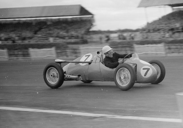 Moss did not have much success in Formula One at the English circuit, but won a 500cc race there in July 1952.