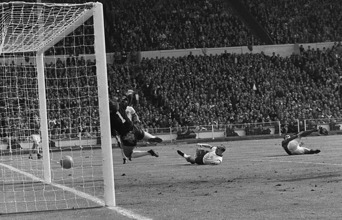 En la final de la Copa del Mundo en 1966, Geoff Hurst de Inglaterra anotó un gol en tiempo extra, lo que le dio a su país la única victoria de este tipo en su historia. Si el balón en realidad cruzó o no la línea todavía sigue siendo un tema de debate. 