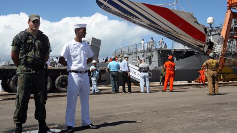 The recovered tailfin of Air France Flight 447 is unloaded from a Brazilian Navy frigate at Recife harbor on June 14, 2009. 