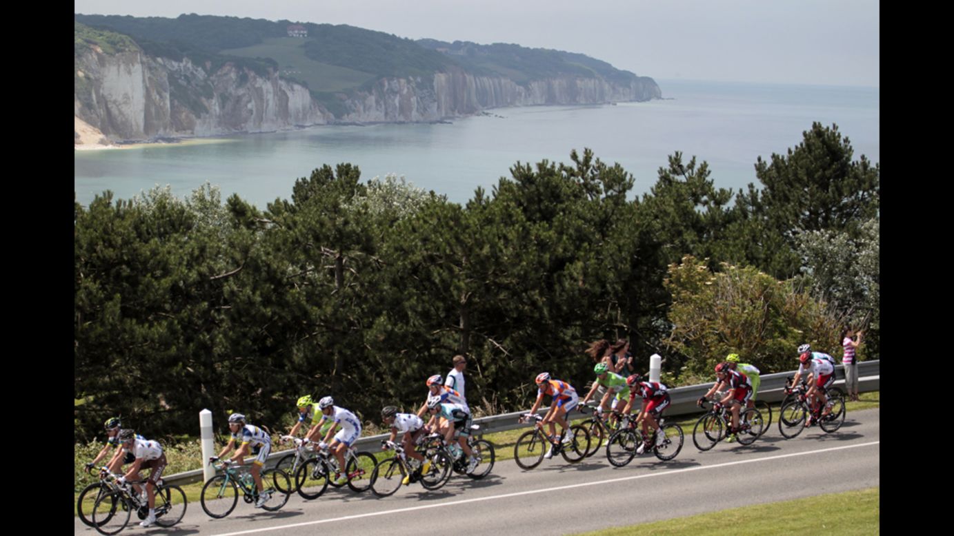The pack rides by the cliffs of Dieppe.