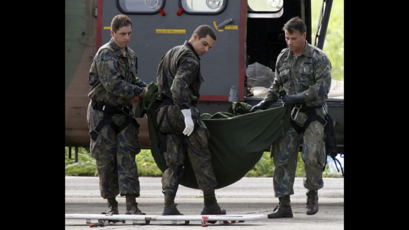 Brazilian Air Force personnel unload a body found in the Atlantic after the crash on June 11, 2009. 