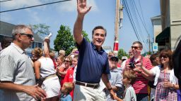 Romney parade wave.gi