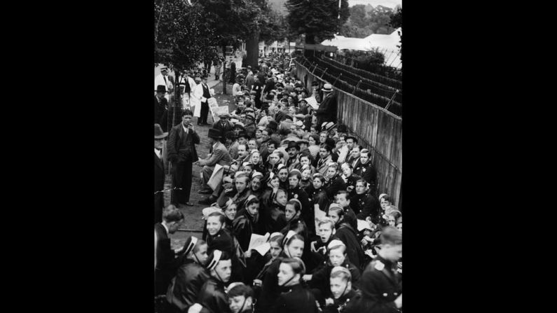Crowds queue outside the gates of the All England Club in London to see the Wimbledon men's singles final between Perry and von Cramm on July 3, 1936.