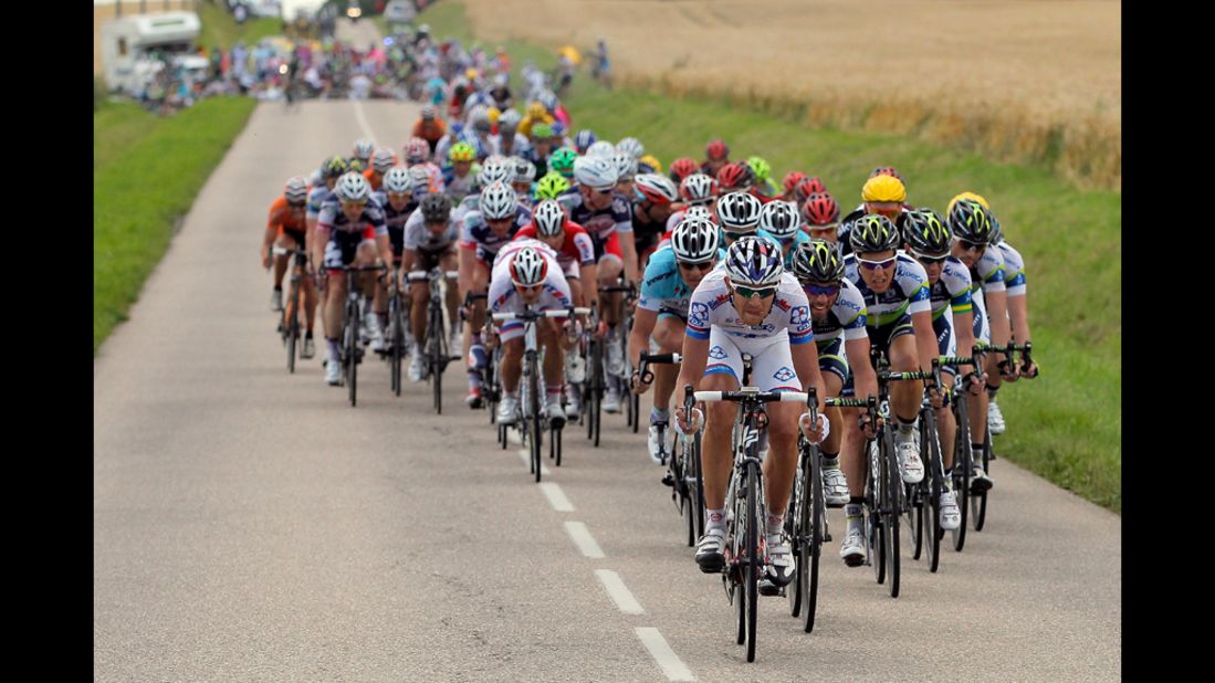 The peloton was split by a crash in Gorze, with 25 kilometers remaining in Stage 6 on Friday.
