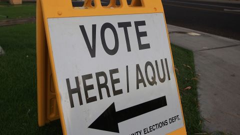 A bilingual sign directs voters to a polling station in Phoenix, Arizona. 