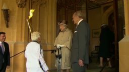 vo queen welcomes olympic torch_00002513