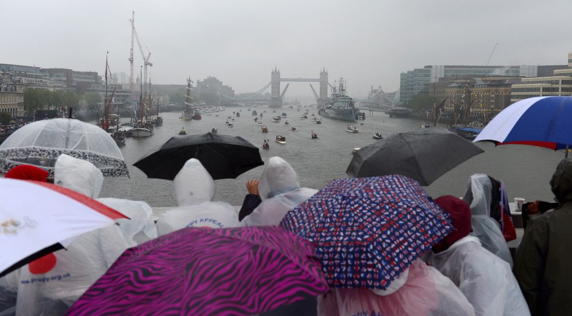 Thousands of people flocked into London to see the flotilla, withstanding driving rain for most of the procession.