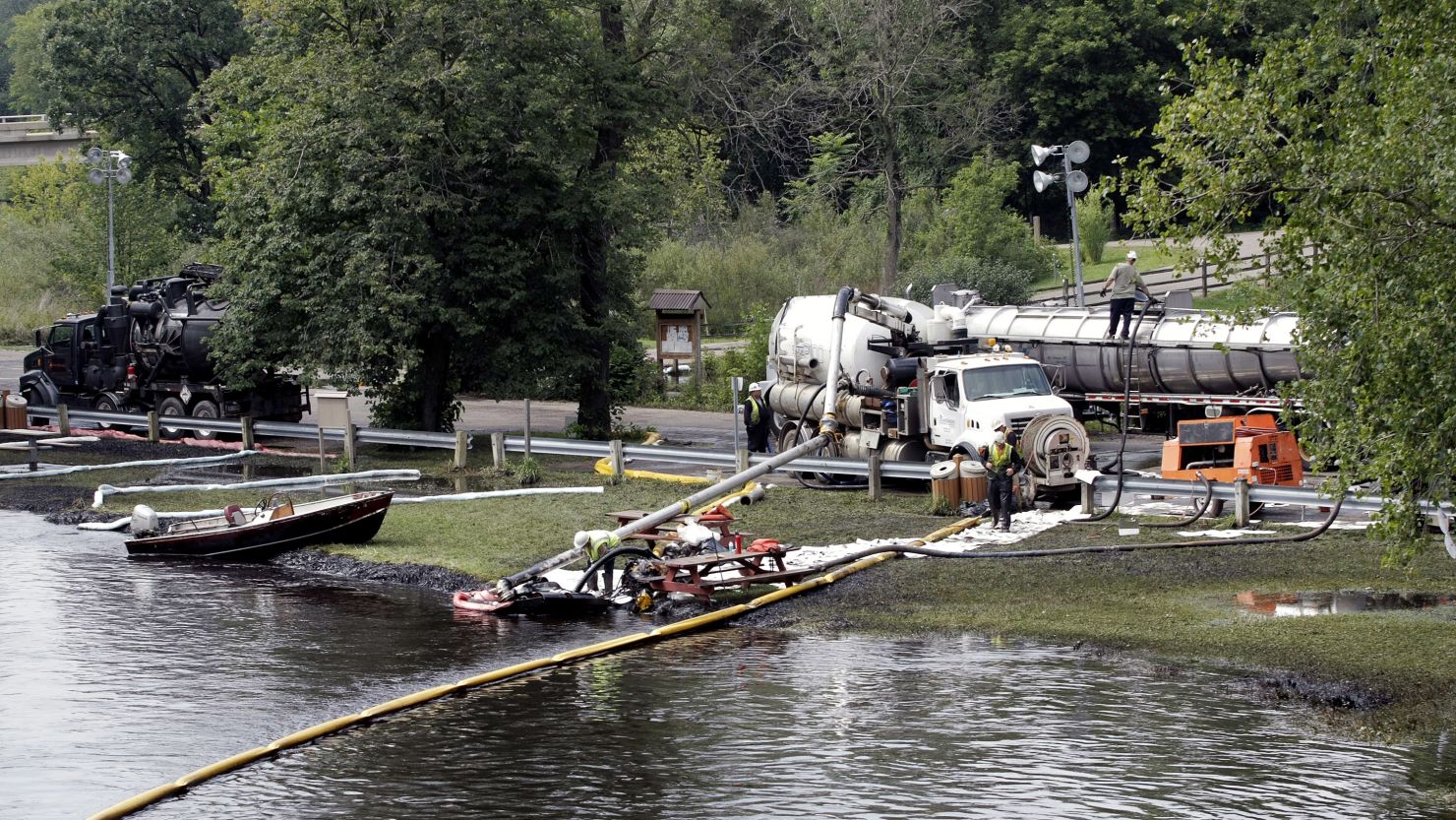 A  federal agency said the operator of an oil pipeline that cracked in Michigan in 2010 failed to take appropriate action.
