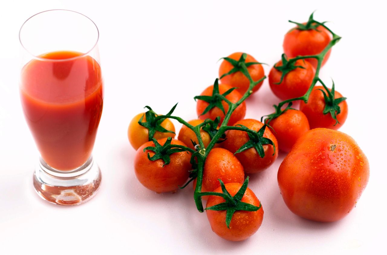 During the summer, blondes may not have more fun when it comes to rinsing chlorine and other pool chemicals from their hair. To avoid a green hue, rinse hair with tomato juice after a swim, Cates says.