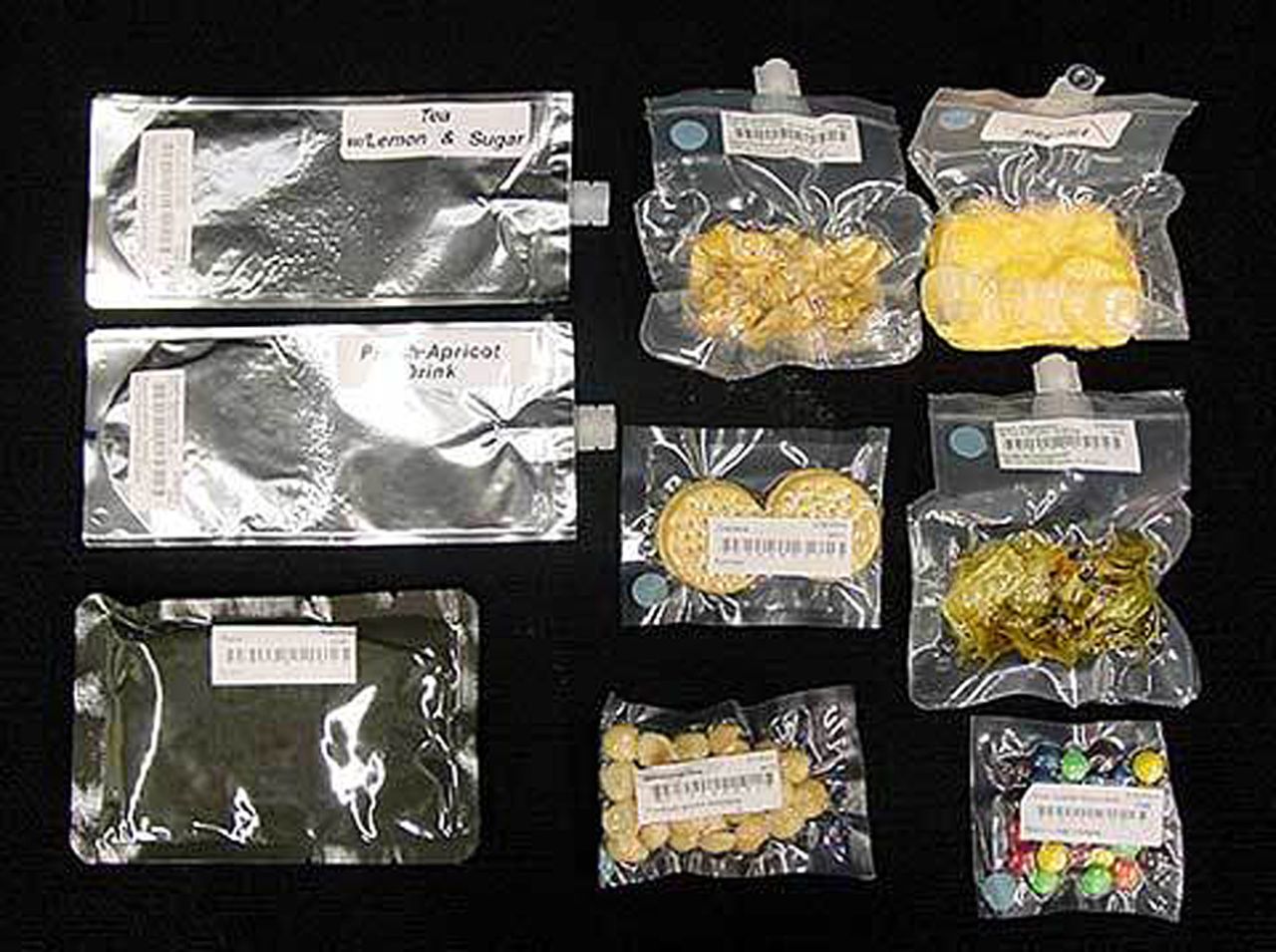 Usualmente, las raciones espaciales van en bolsas selladas. Los astronautas succionan directamente de la bolsa.