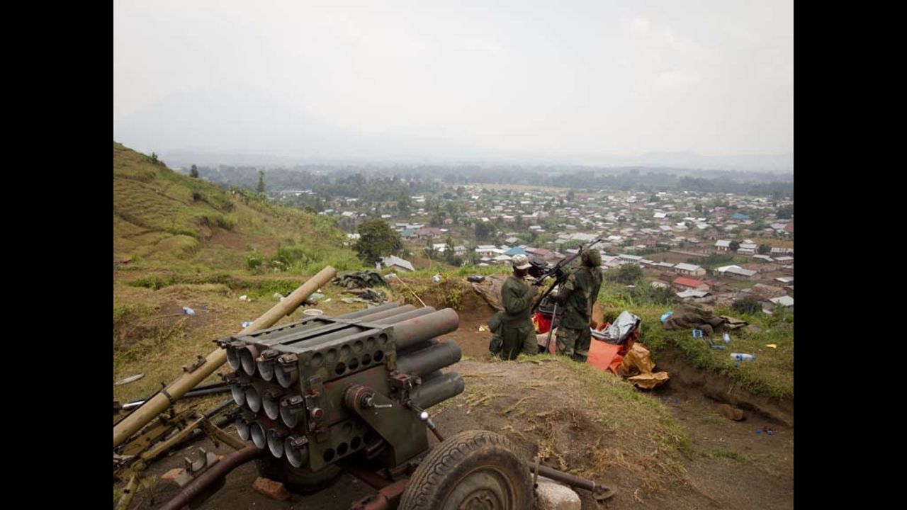 Rebels of the M23 movement set up a machine gun in the seized town of Bunagana on July 8.