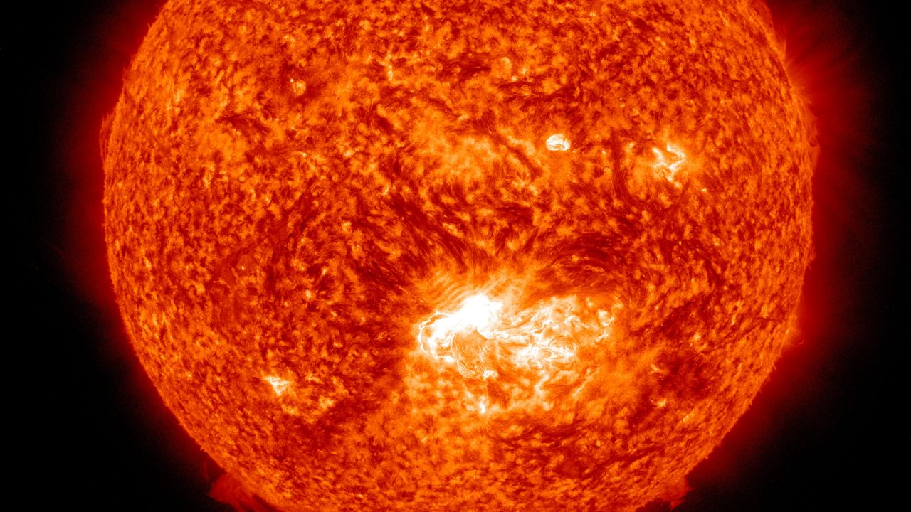 Какого солнца света. Самое большое солнце. Фотография солнца в нейтрино. Солар солнце ариев. Самое большое солнце сегодня.