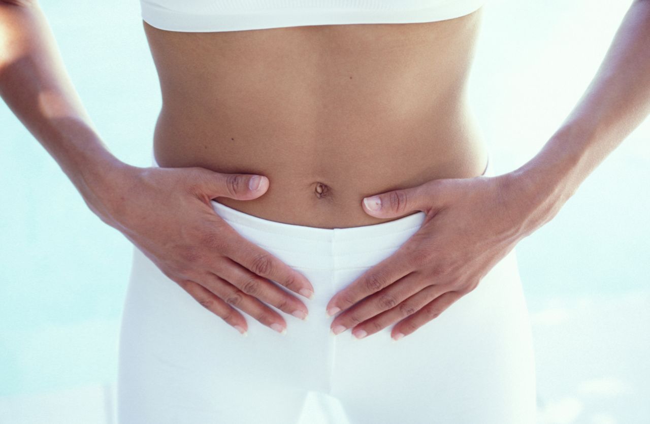 Si te enfocas en tu entrenamiento y aíslas los músculos alrededor de tu suelo pélvico, fortalecerás tus músculos abdominales y también harás que en ese momento tu vientre se vea más plano.