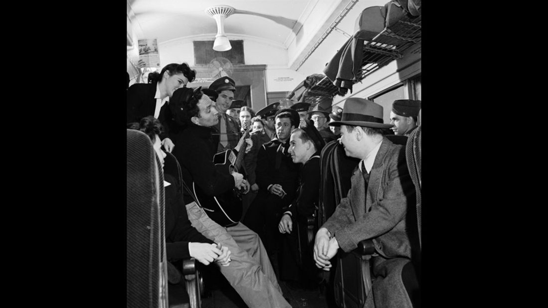 Woody Guthrie entertains commuters in New York, 1943.