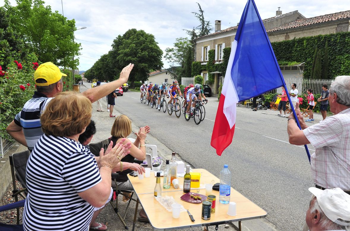 Spectators greet a breakaway group of 11 riders as they picnic along the course Sunday.