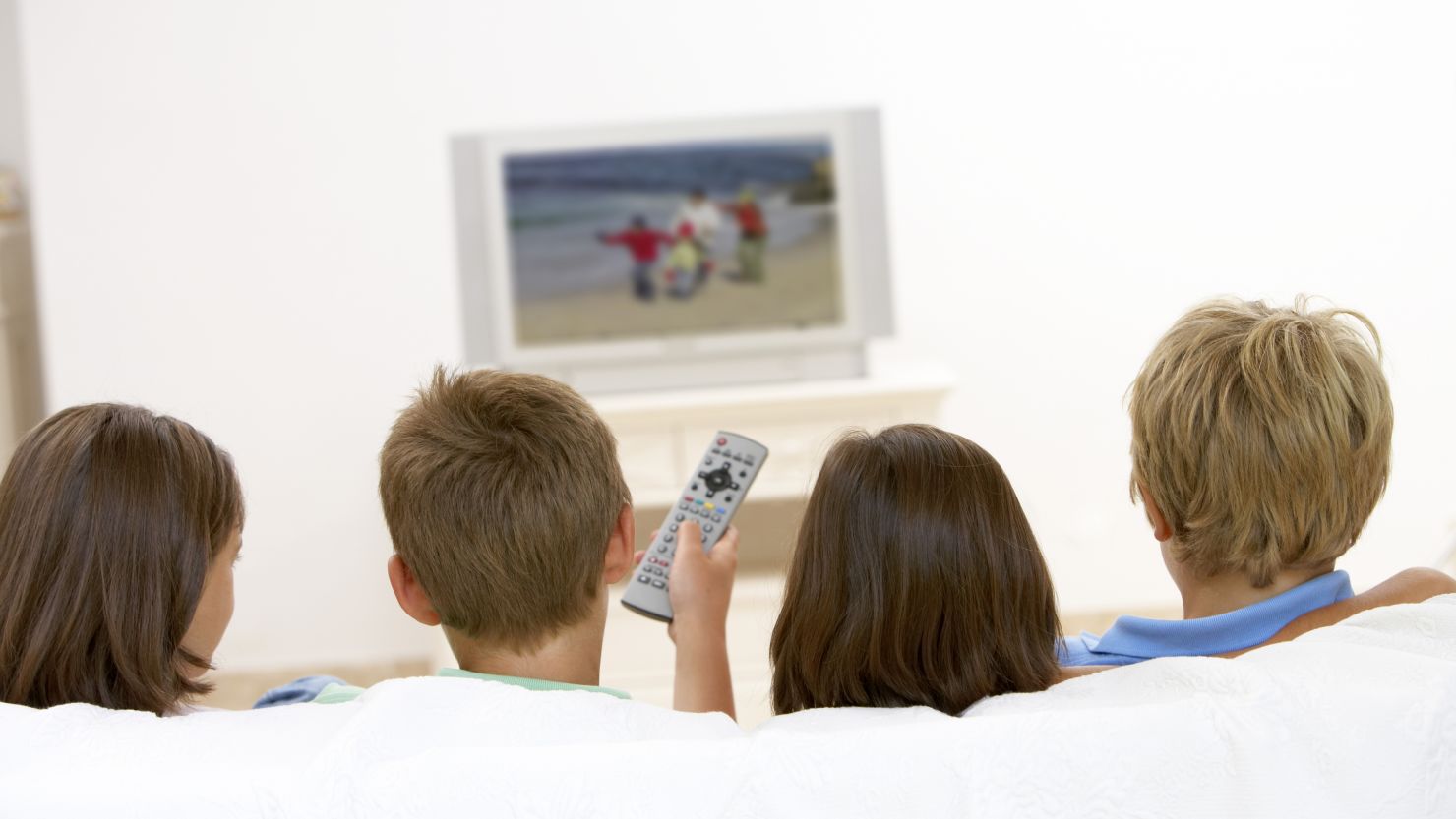 Near tv. Школьник у телевизора. Подросток и телевизор. Телевизор для детей. Экран для детей.