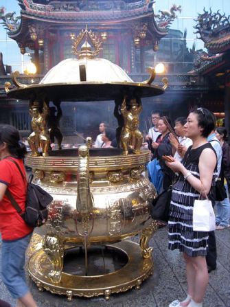 The first and 15th nights of each lunar month draw crowds of worshippers.
