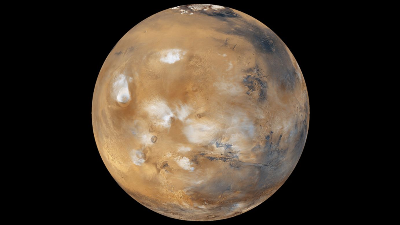 Nubes de agua, hielo polar y otras características geográficas pueden ser vistas en esta imagen a escala completa de Marte del 2011. El Curiosity Rover de la NASA fue programado para aterrizar en el planeta rojo el 6 de agosto.