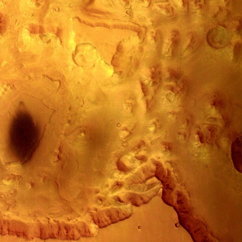 La Agencia Espacial Europea Marte Express capturó esta vista de los Valles Marineris en 2004. El area muestra acantilados y mesetas así como características que indican la erosión del agua que fluye.