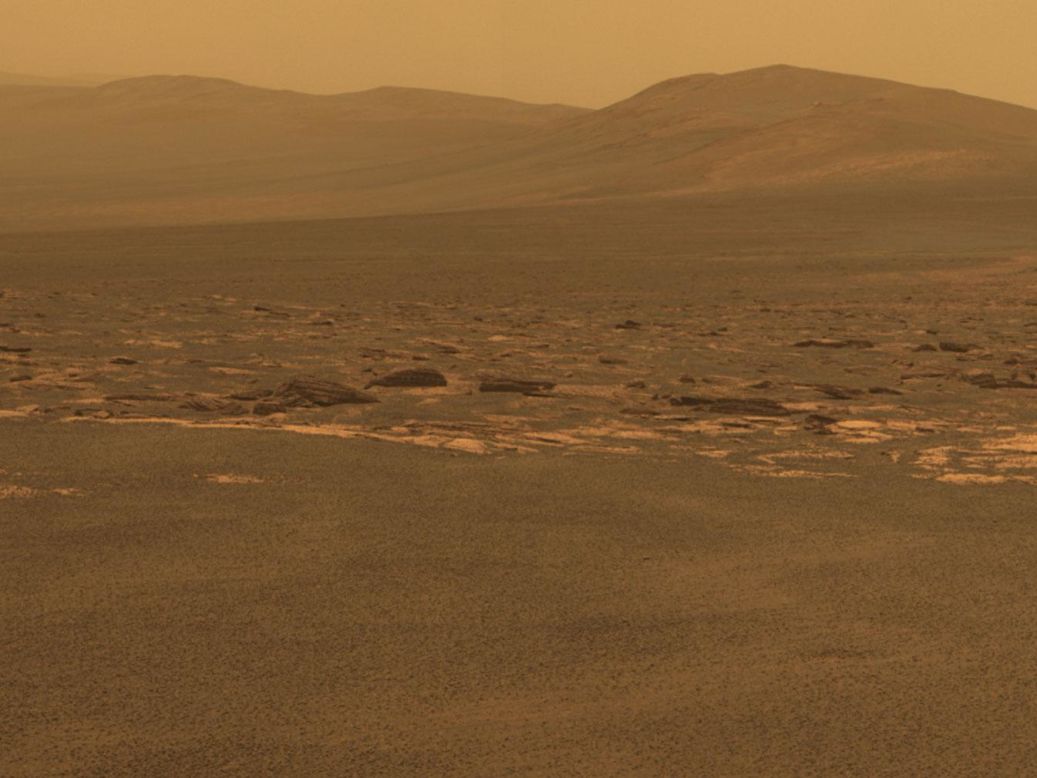 Una parte del borde oeste del cráter Endeavour (de 22 kilómetros) se ve desde el 'Rover Opportunity' de la Exploración de Marte de la NASA en 2011.